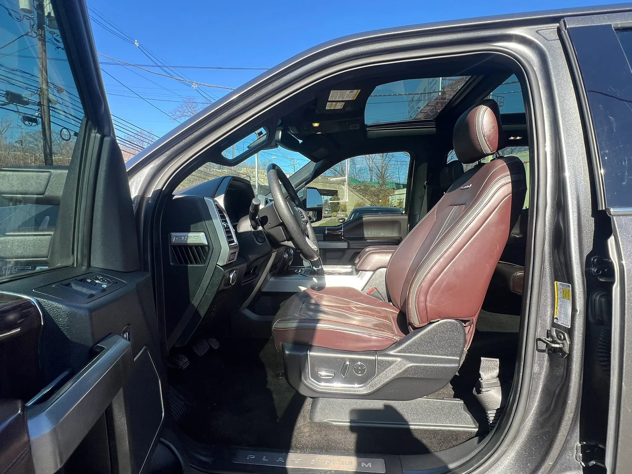 Used 2015 Ford F150 Platinum w/ Equipment Group 701A Luxury AWD/4WD image 25