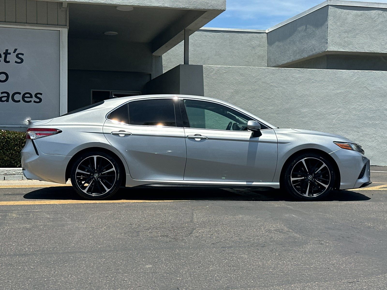 Used 2018 Toyota Camry XSE FWD image 6