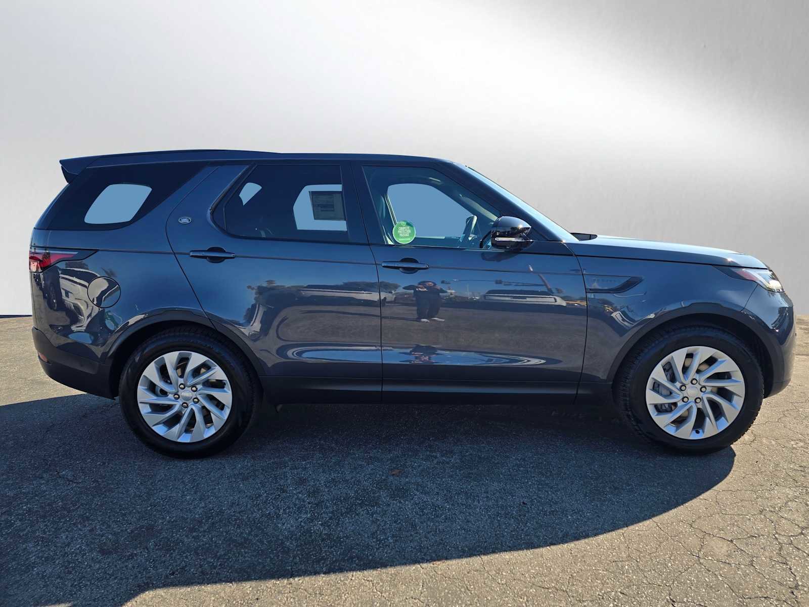 New 2025 Land Rover Discovery S image 6