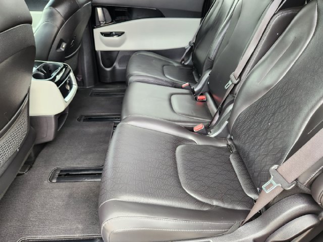 Used 2022 Kia Carnival EX FWD image 32