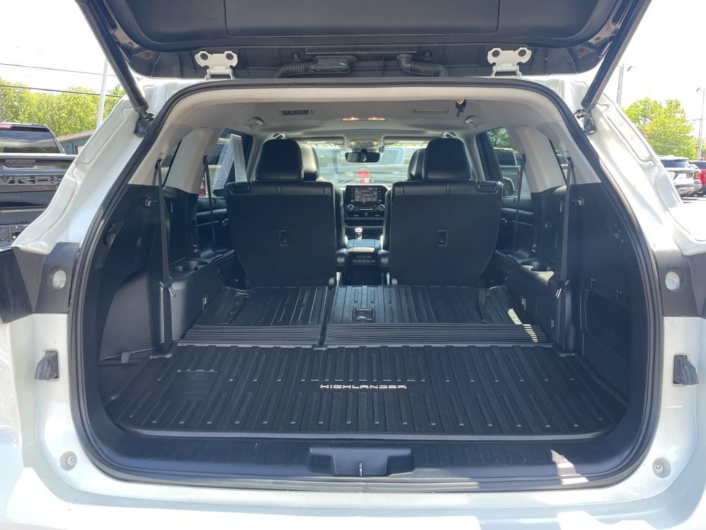 Used 2021 Toyota Highlander XLE AWD/4WD image 40