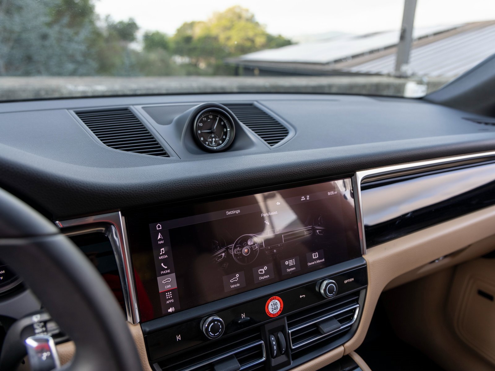 Certified 2025 Porsche Macan image 32