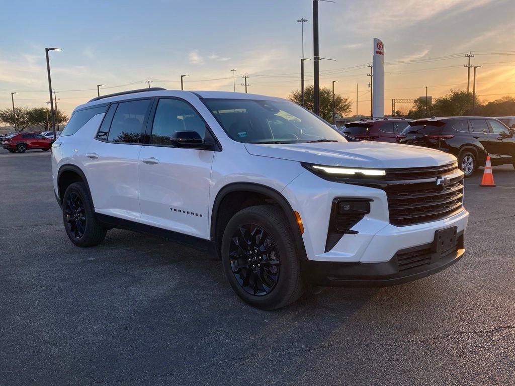 Used 2024 Chevrolet Traverse LT w/ Midnight/Sport Edition image 3