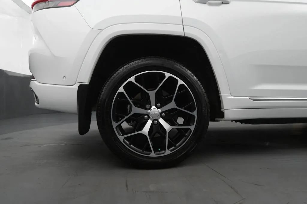 Used 2022 Jeep Grand Cherokee Summit AWD/4WD image 21