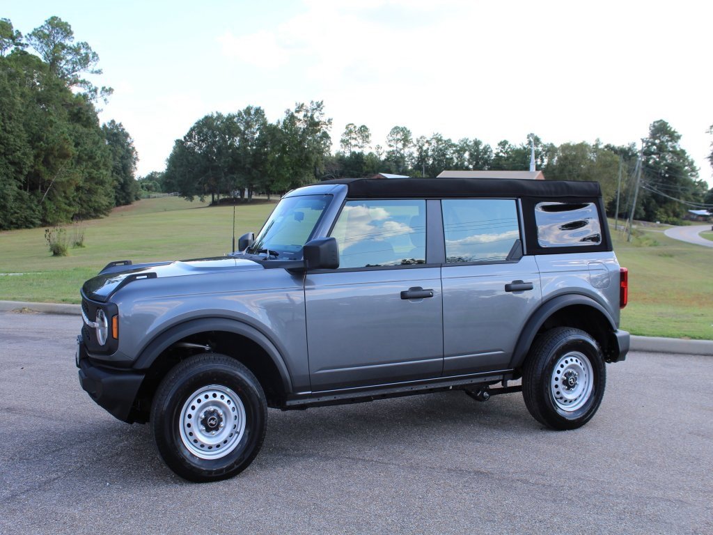New 2025 Ford Bronco Base image 2