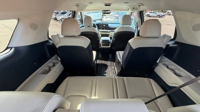 Used 2025 Kia Carnival EX FWD image 15