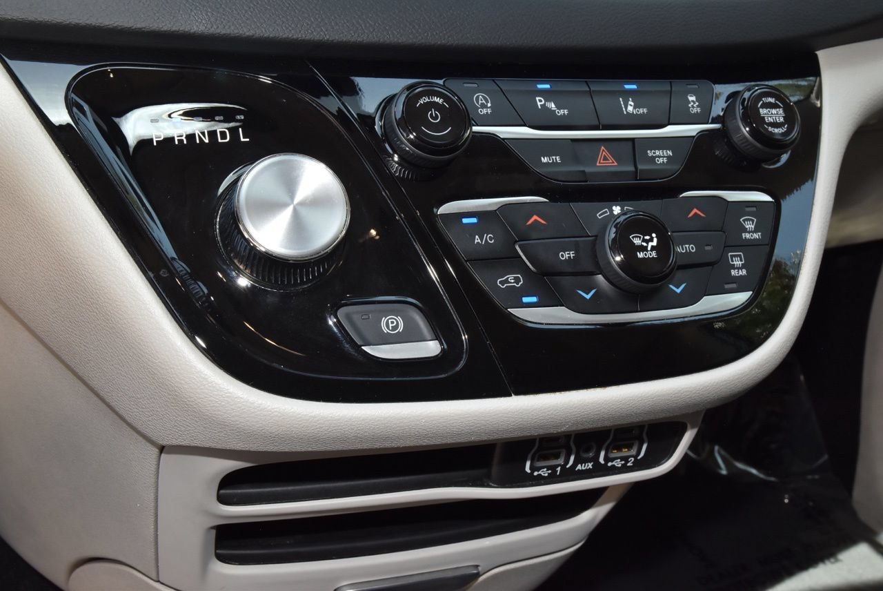 Used 2024 Chrysler Pacifica Touring-L FWD image 31