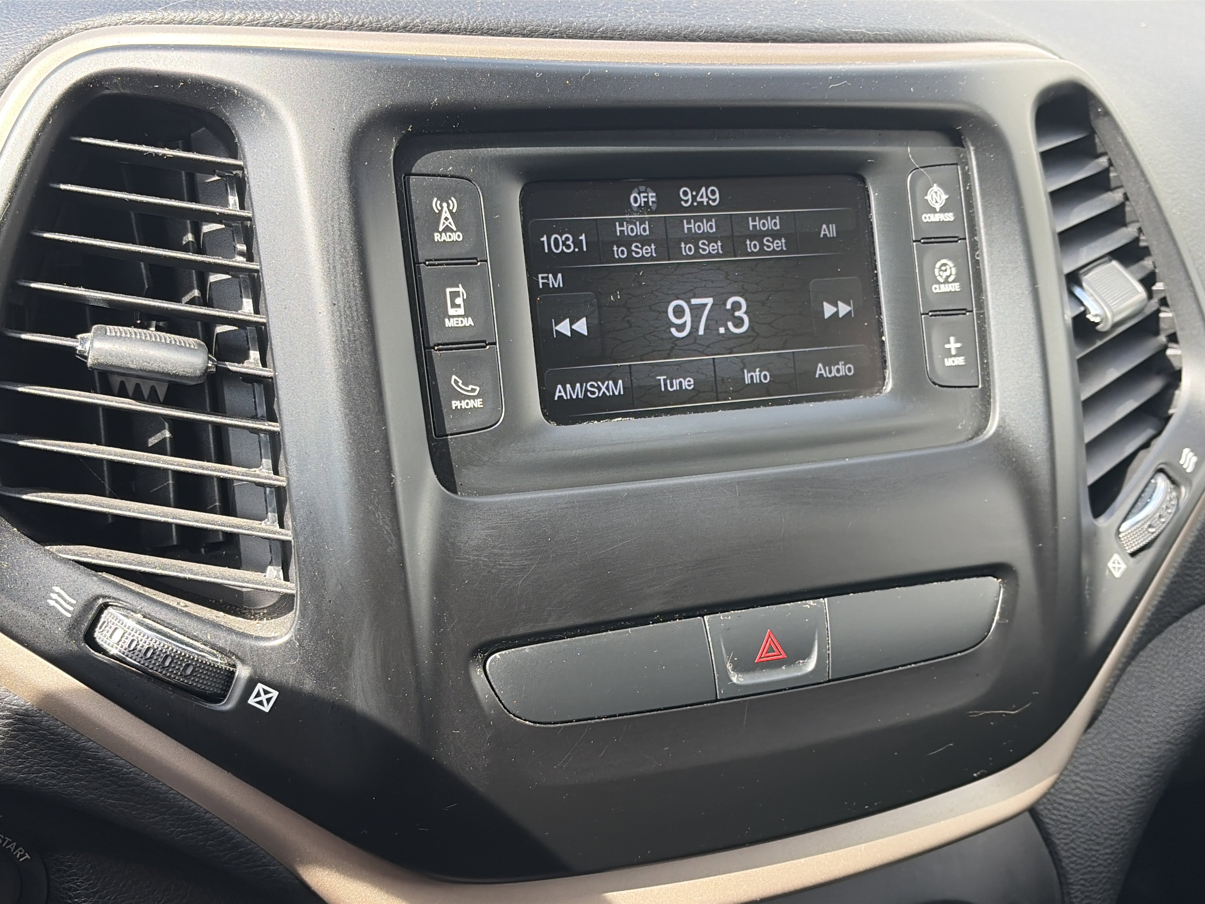Used 2017 Jeep Cherokee Latitude AWD/4WD image 20
