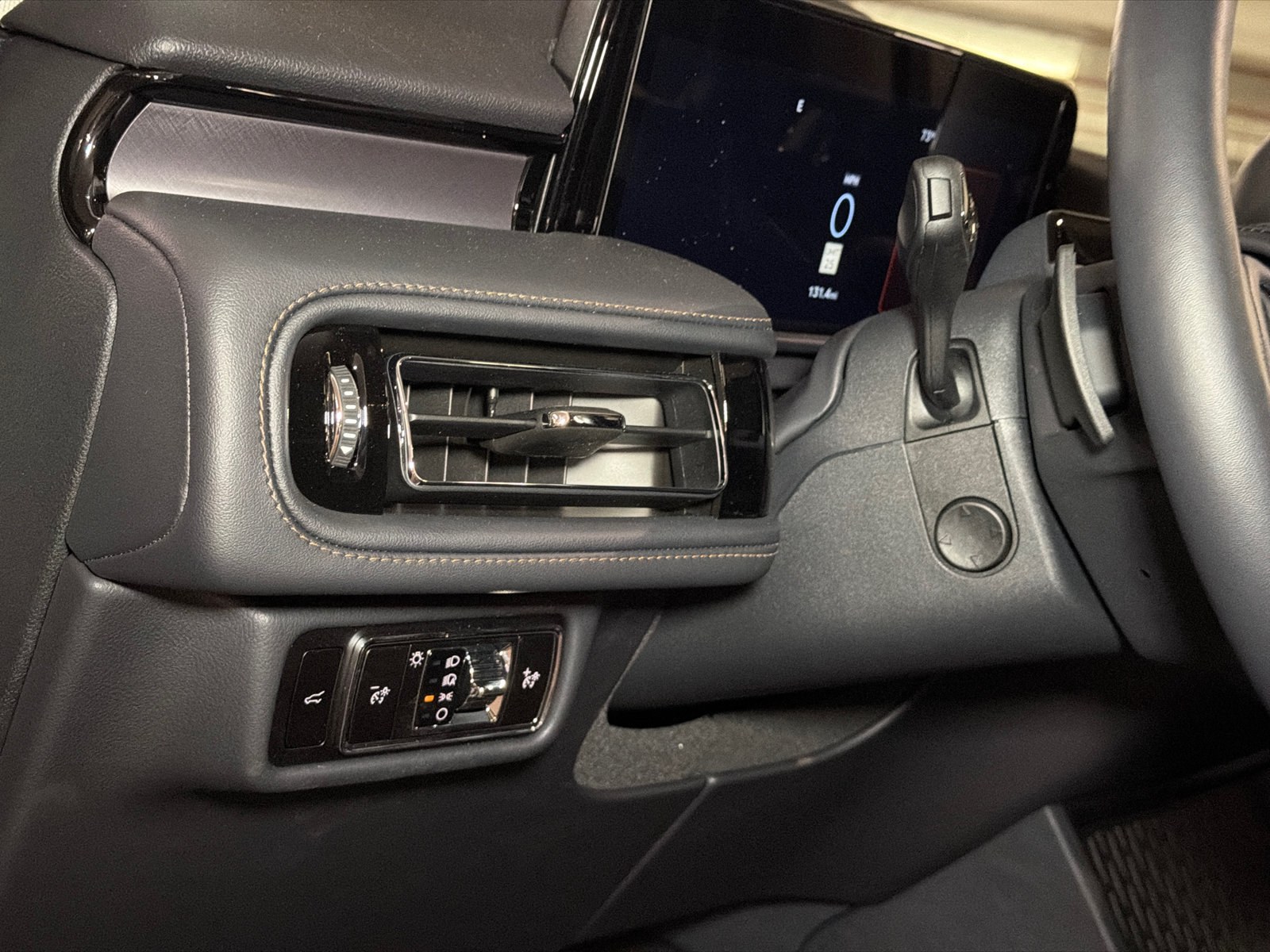 New 2026 Lincoln Aviator AWD w/ Jet Appearance Package image 18