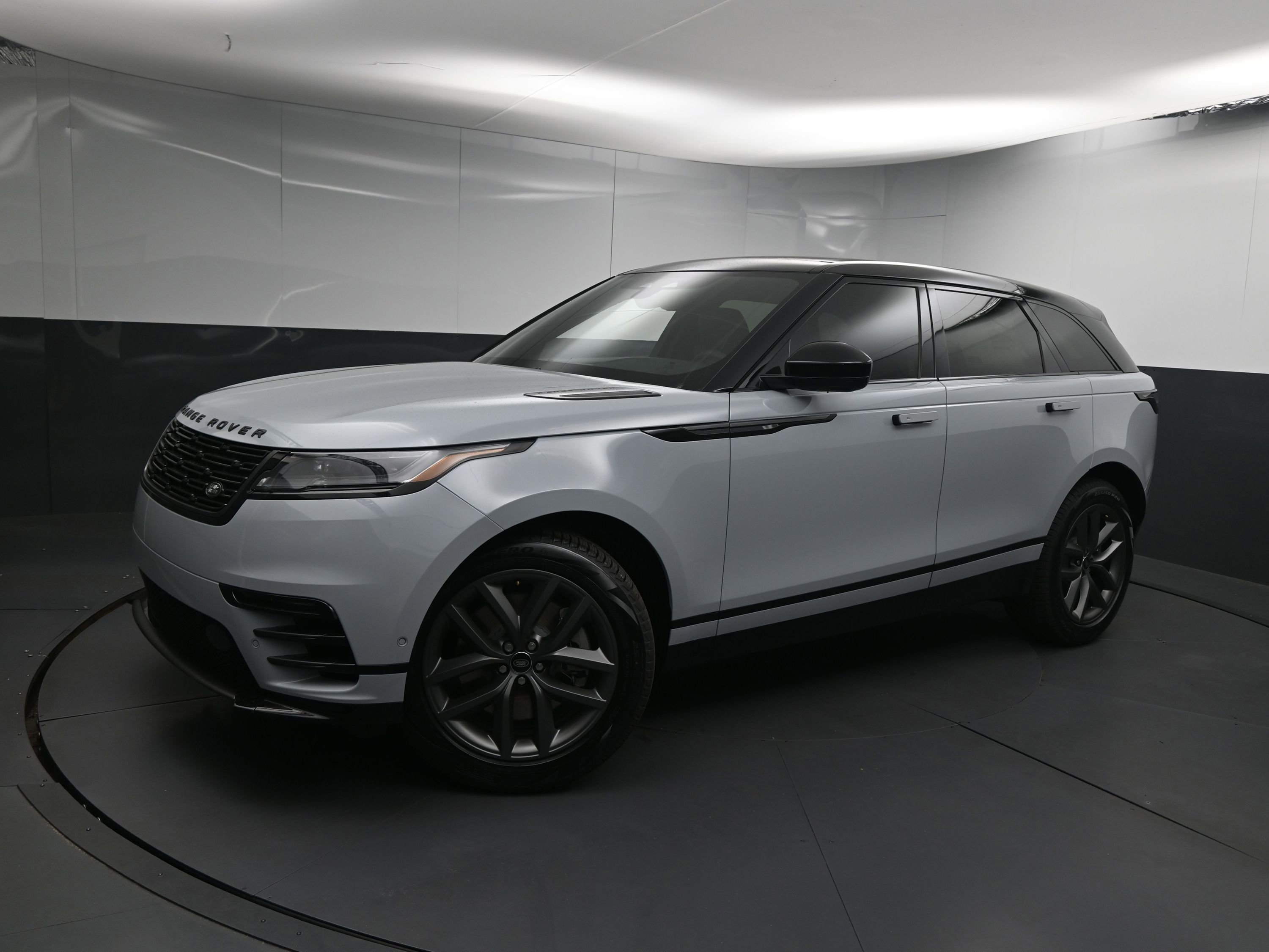 New 2026 Land Rover Range Rover Velar Dynamic SE image 1