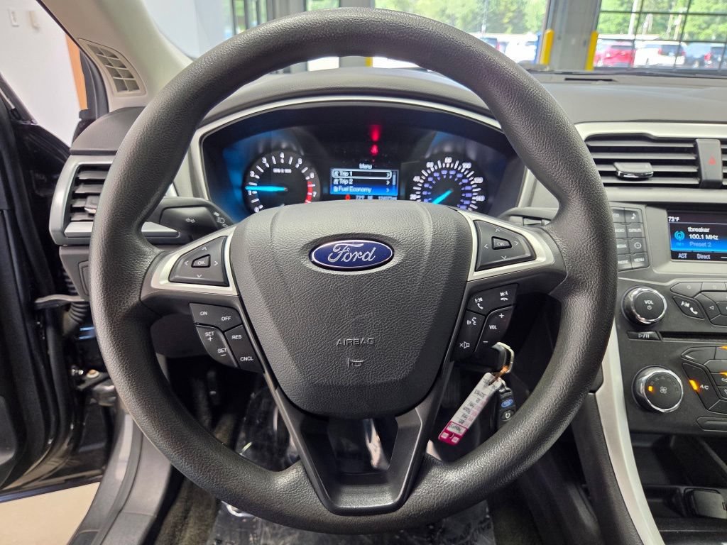 Used 2015 Ford Fusion SE FWD image 25