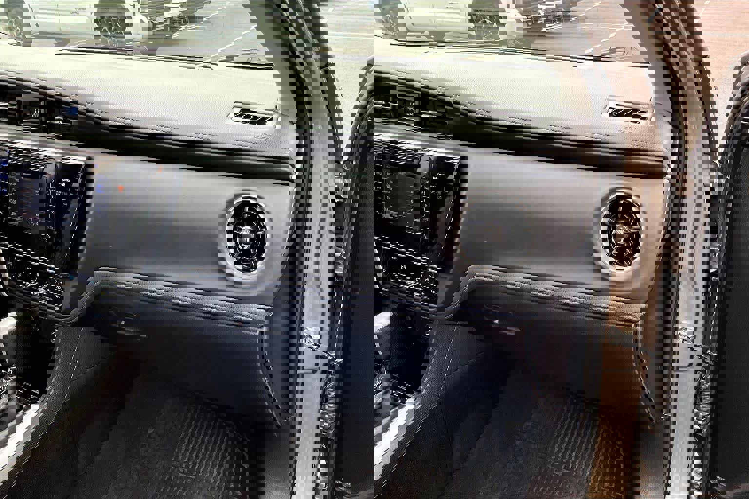 Used 2017 Toyota Corolla SE image 18