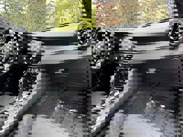 Used 2024 Alfa Romeo Giulia Veloce image 29