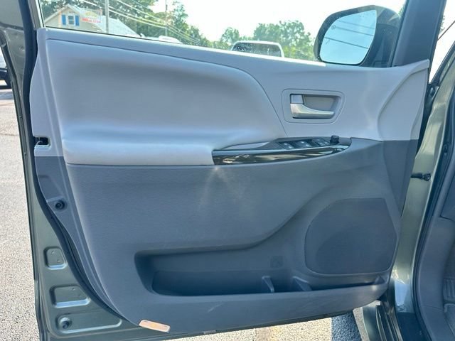 Used 2018 Toyota Sienna XLE w/ XLE Navigation Package FWD image 14