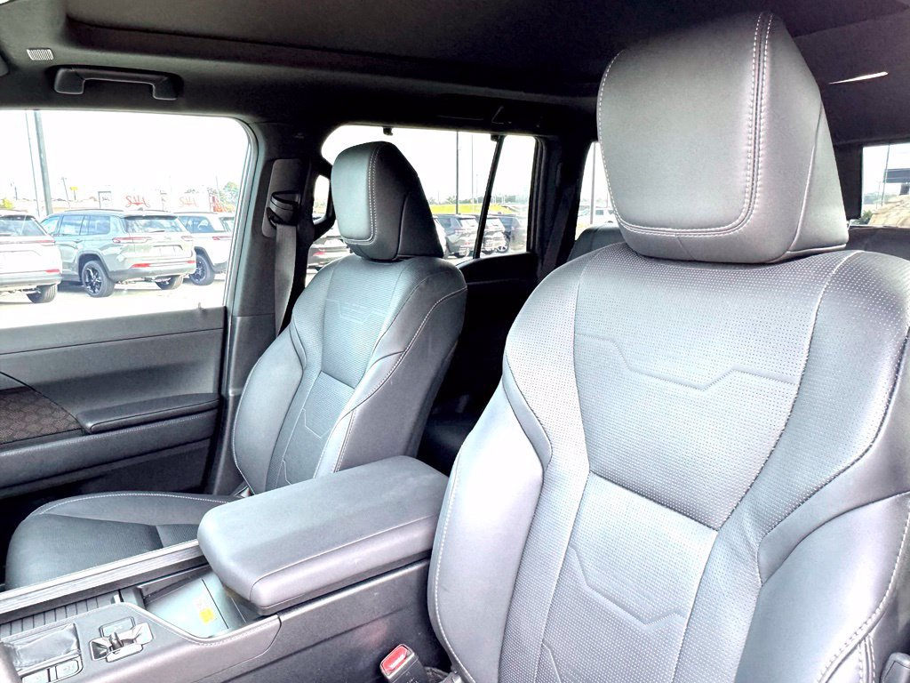 Used 2025 Lexus GX 550 w/ Accessory Package (2T) AWD/4WD image 12