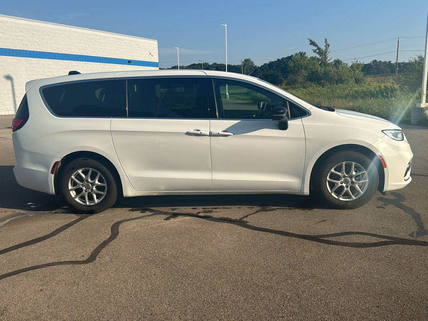 Used 2025 Chrysler Pacifica Select FWD image 6