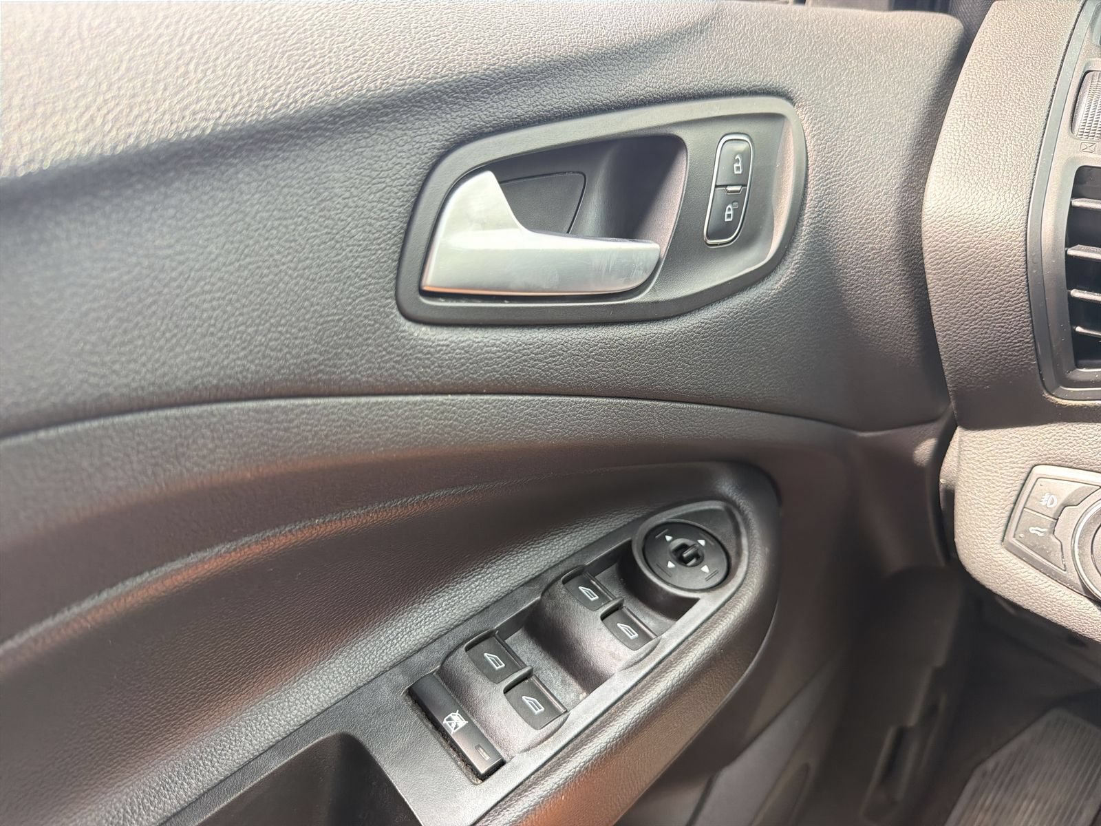 Used 2017 Ford Escape SE AWD/4WD image 24