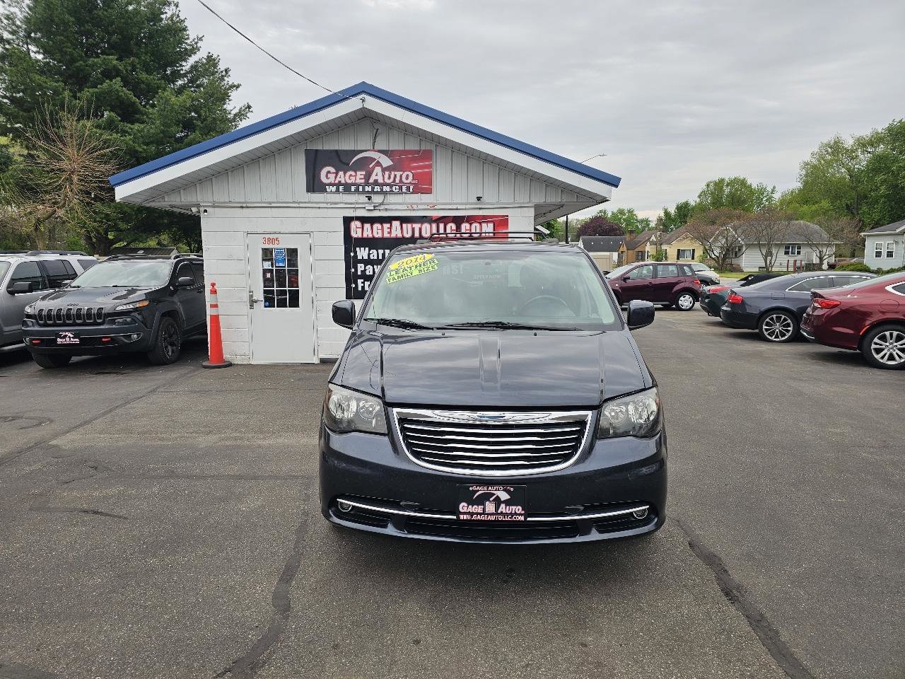 Used 2014 Chrysler Town & Country Touring FWD image 2
