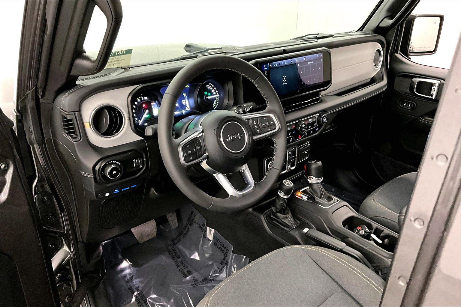 Used 2025 Jeep Wrangler Unlimited Sahara w/ Safety Group AWD/4WD image 16