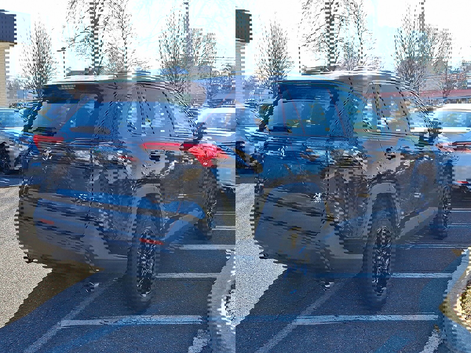 Used 2021 Toyota RAV4 XLE image 4