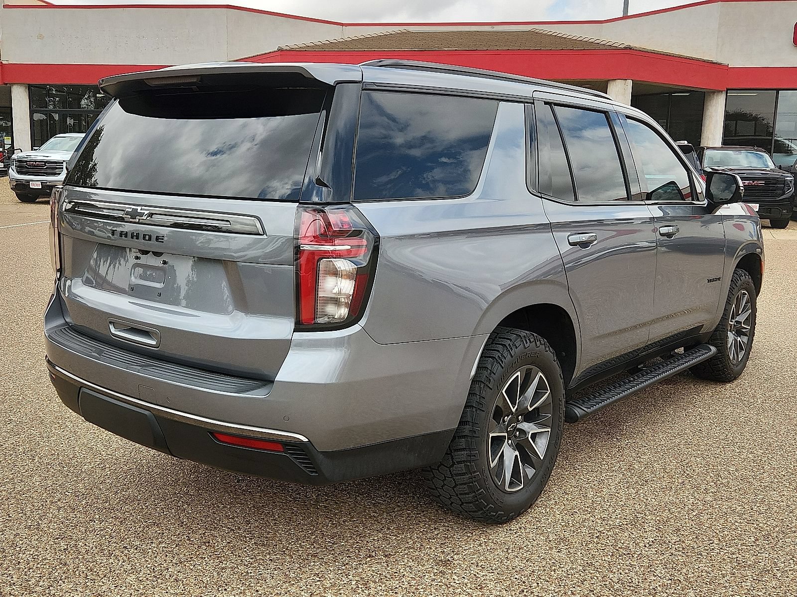 Used 2022 Chevrolet Tahoe Z71 w/ Luxury Package AWD/4WD image 4