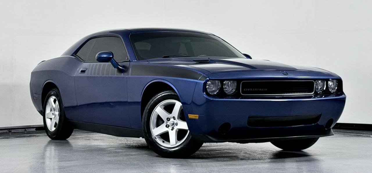 Used 2010 Dodge Challenger SE image 2