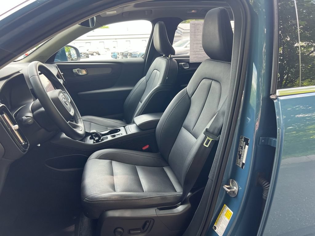 Certified 2025 Volvo XC40 B5 Core AWD/4WD image 11