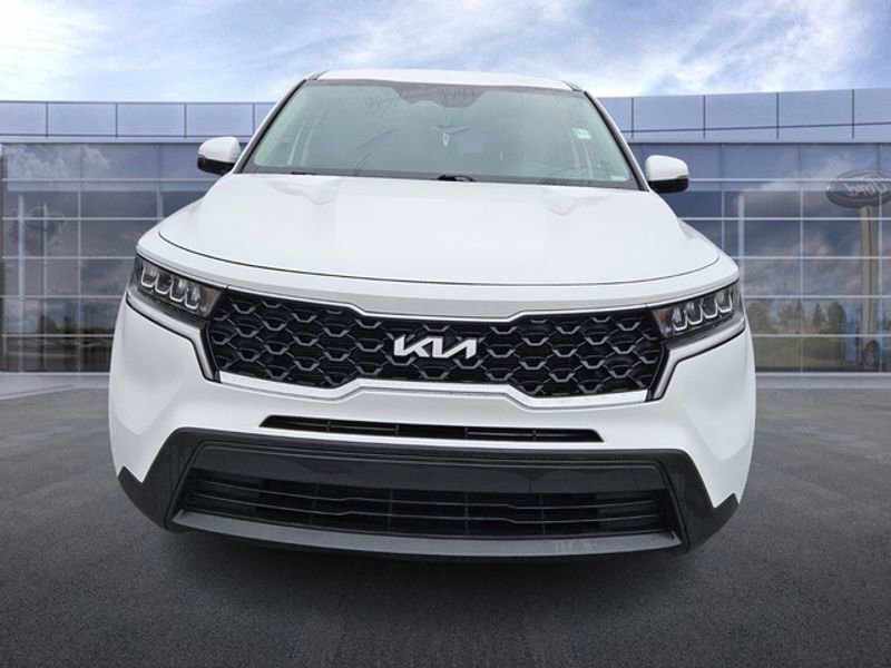 Used 2023 Kia Sorento LX image 3