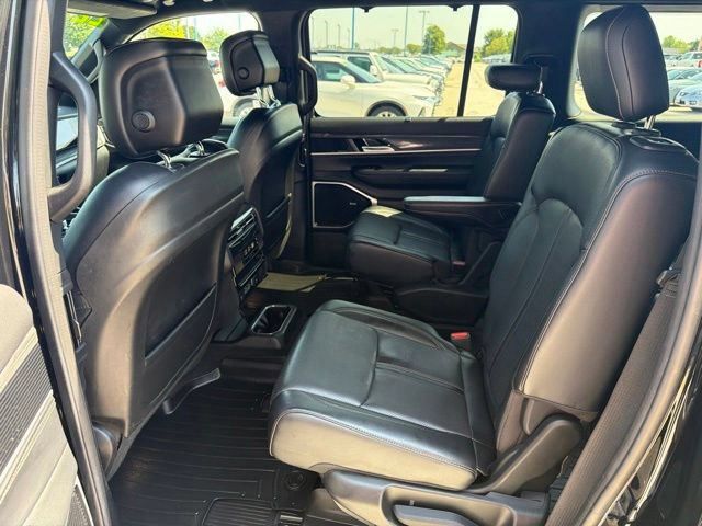 Used 2022 Jeep Wagoneer Series III w/ Premium Group I AWD/4WD image 17