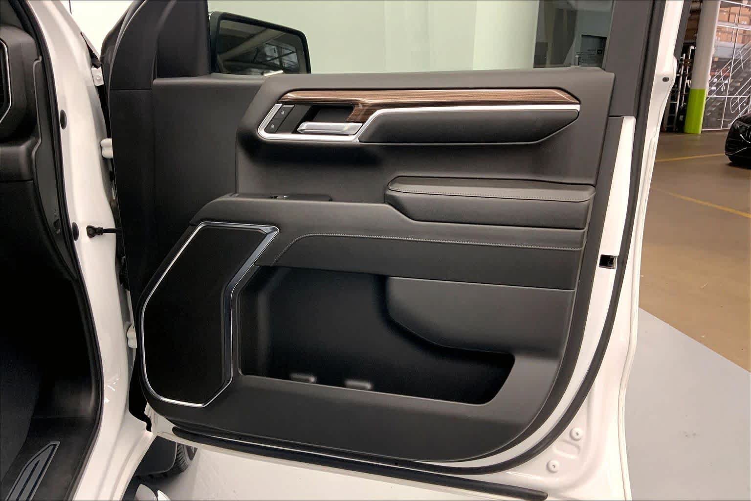 Used 2023 Chevrolet Silverado 1500 LT AWD/4WD image 7