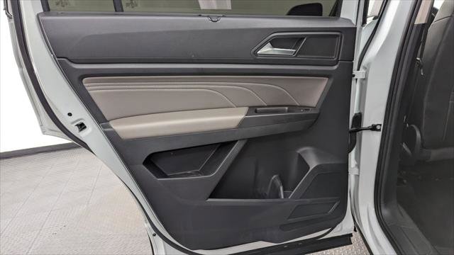 Used 2022 Volkswagen Atlas SE w/ Black Wheel Package image 14