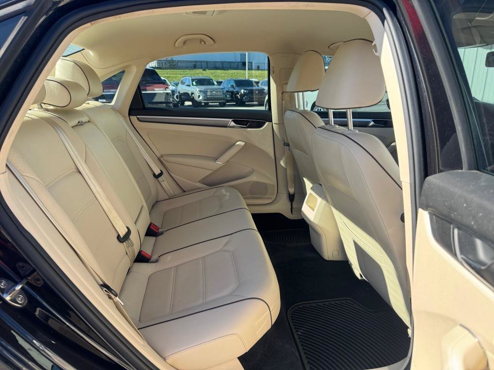 Used 2018 Volkswagen Passat 2.0T R-Line w/ R-Line Lighting Package FWD image 29