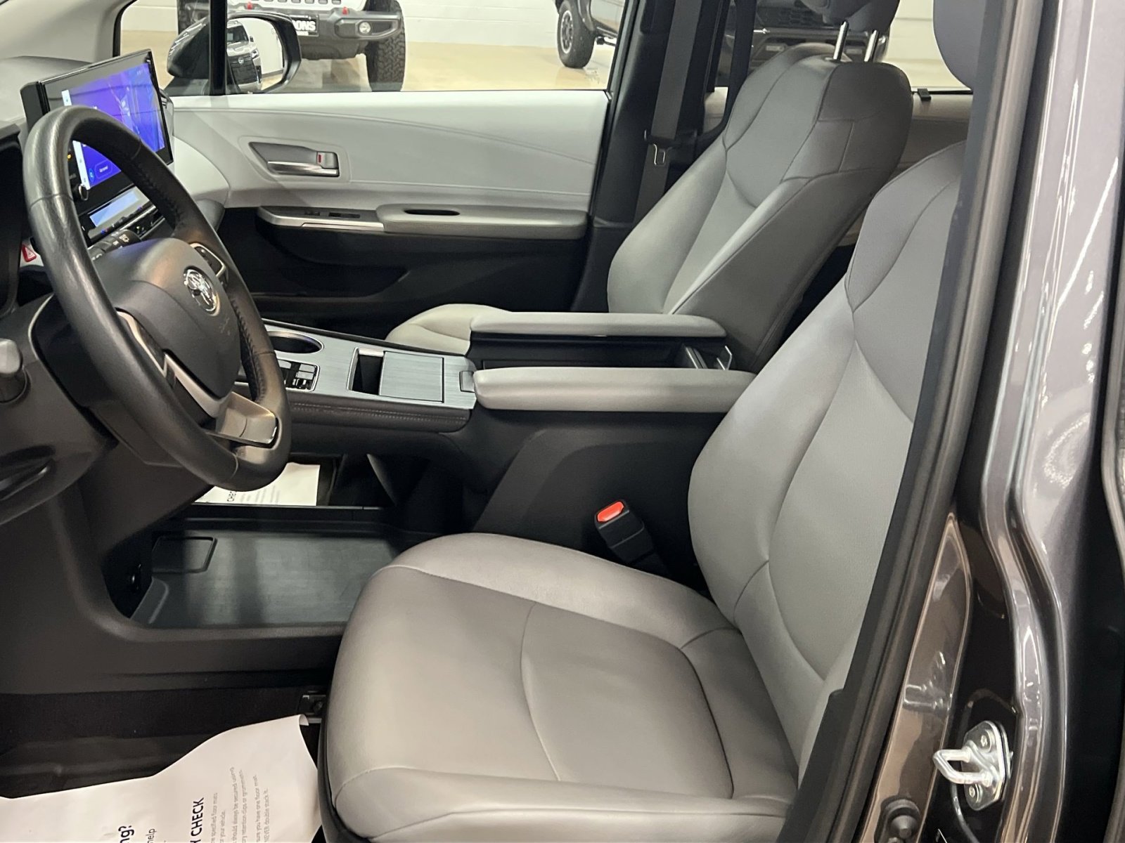 Used 2025 Toyota Sienna XLE image 11