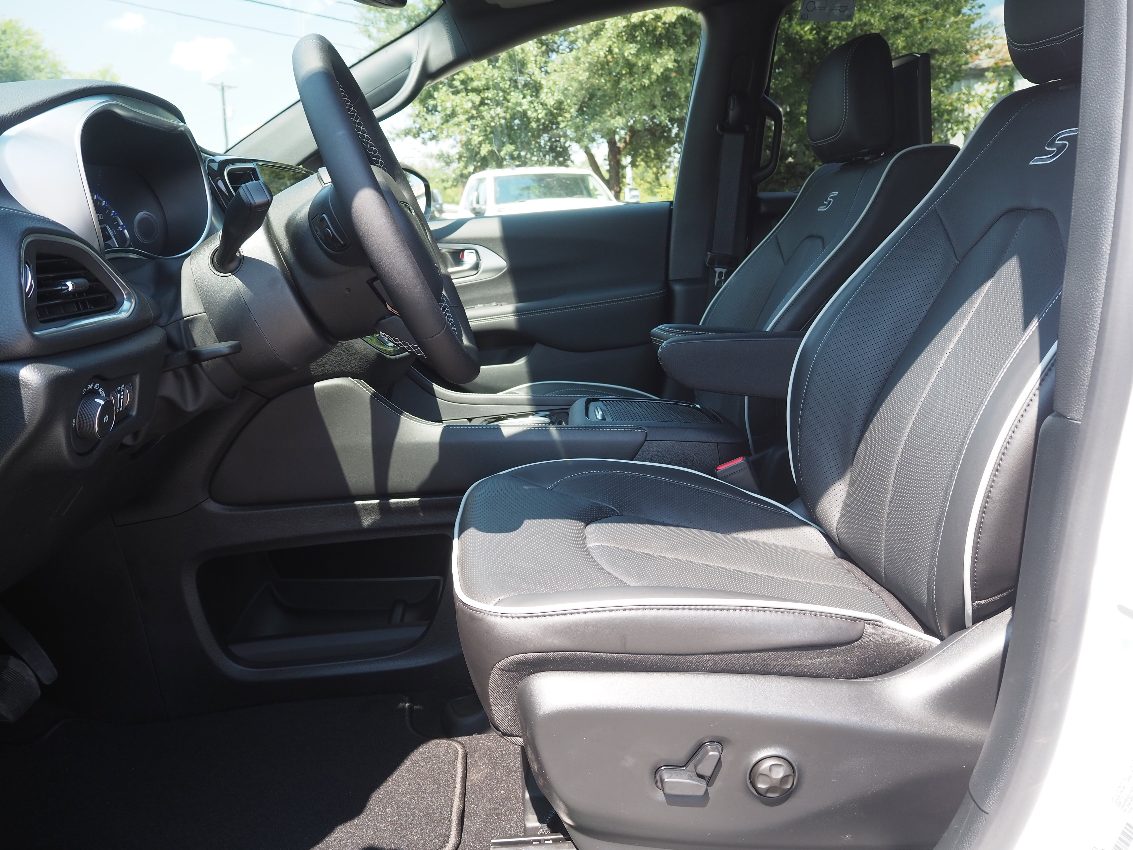 New 2026 Chrysler Pacifica Limited w/ Uconnect Theater Family Group FWD image 13