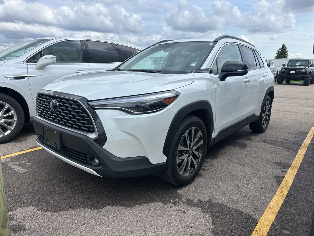 Used 2025 Toyota Corolla Cross XLE w/ Convenience Package image 13