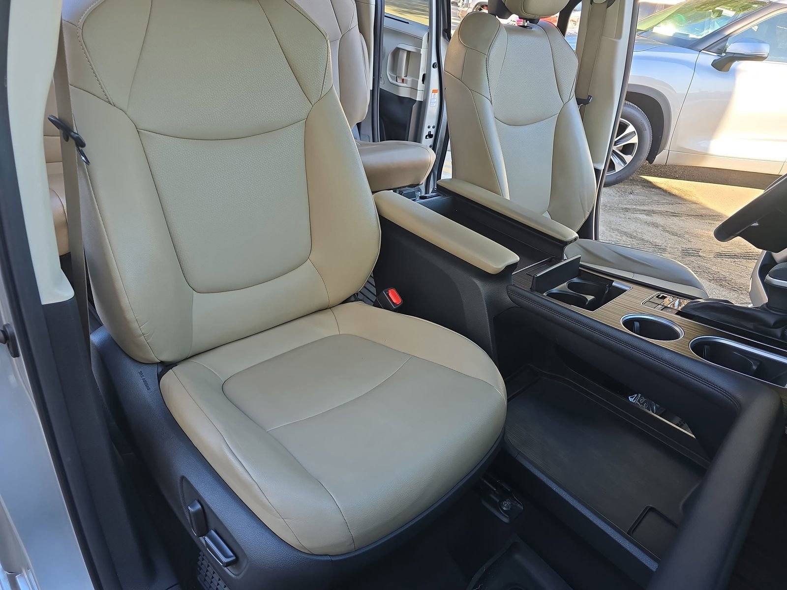 Used 2022 Toyota Sienna XLE image 14