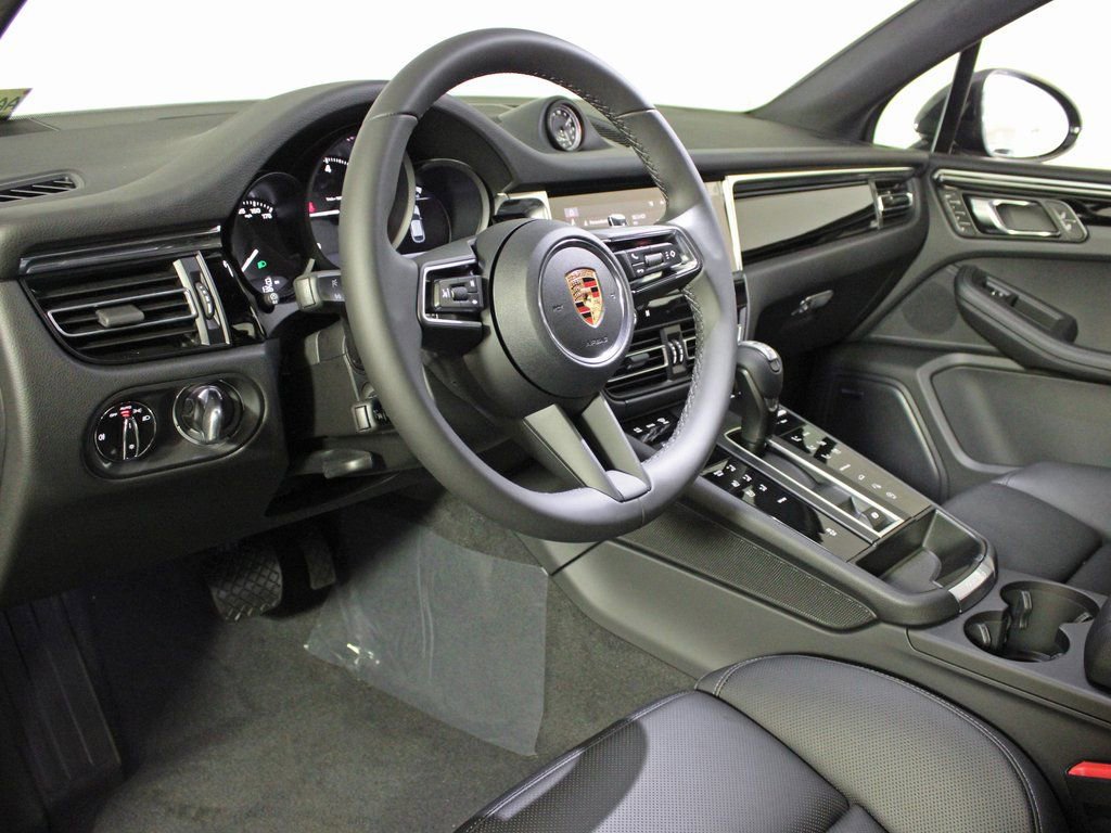 Certified 2026 Porsche Macan image 4