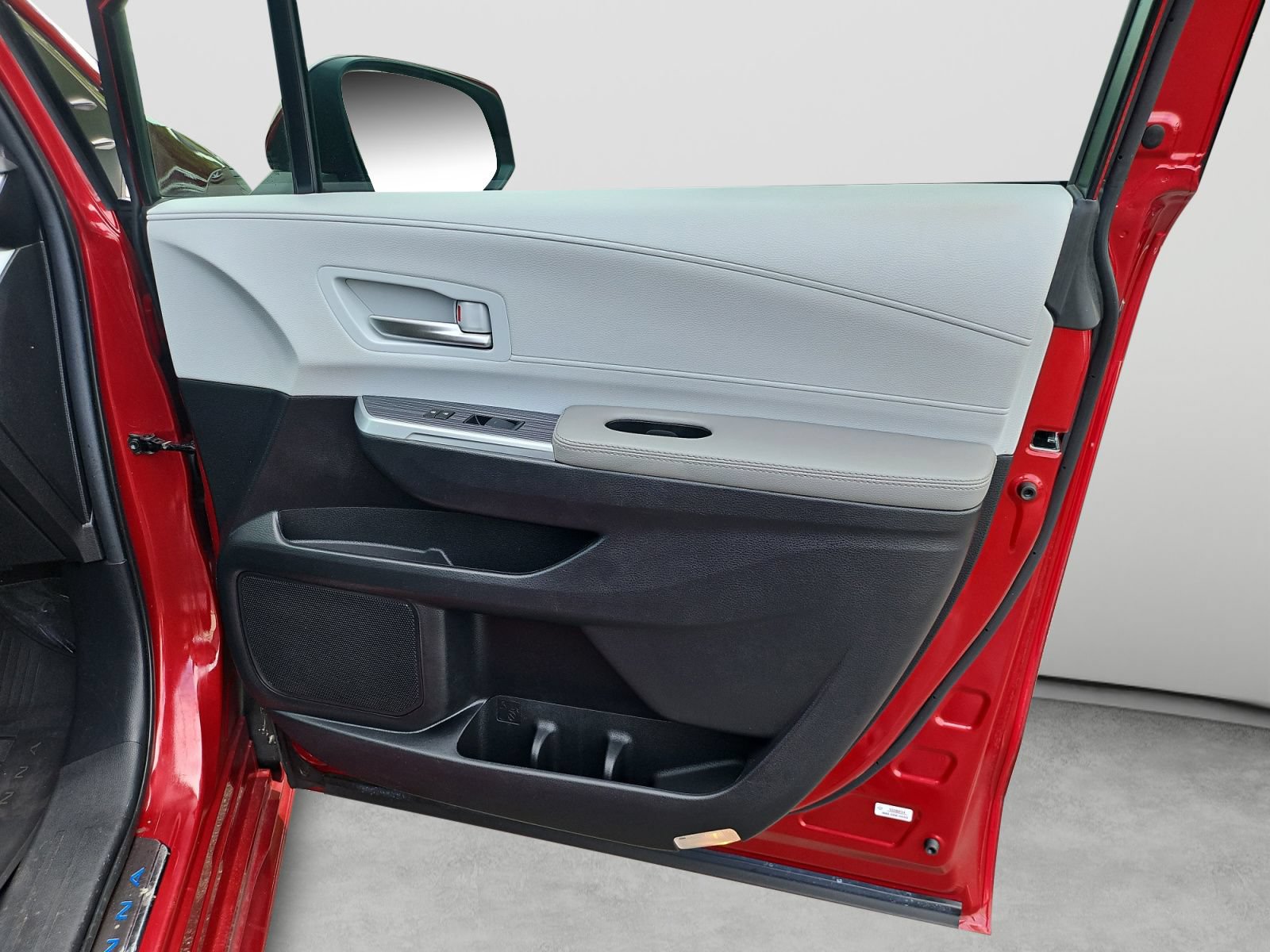 Used 2025 Toyota Sienna XLE FWD image 36