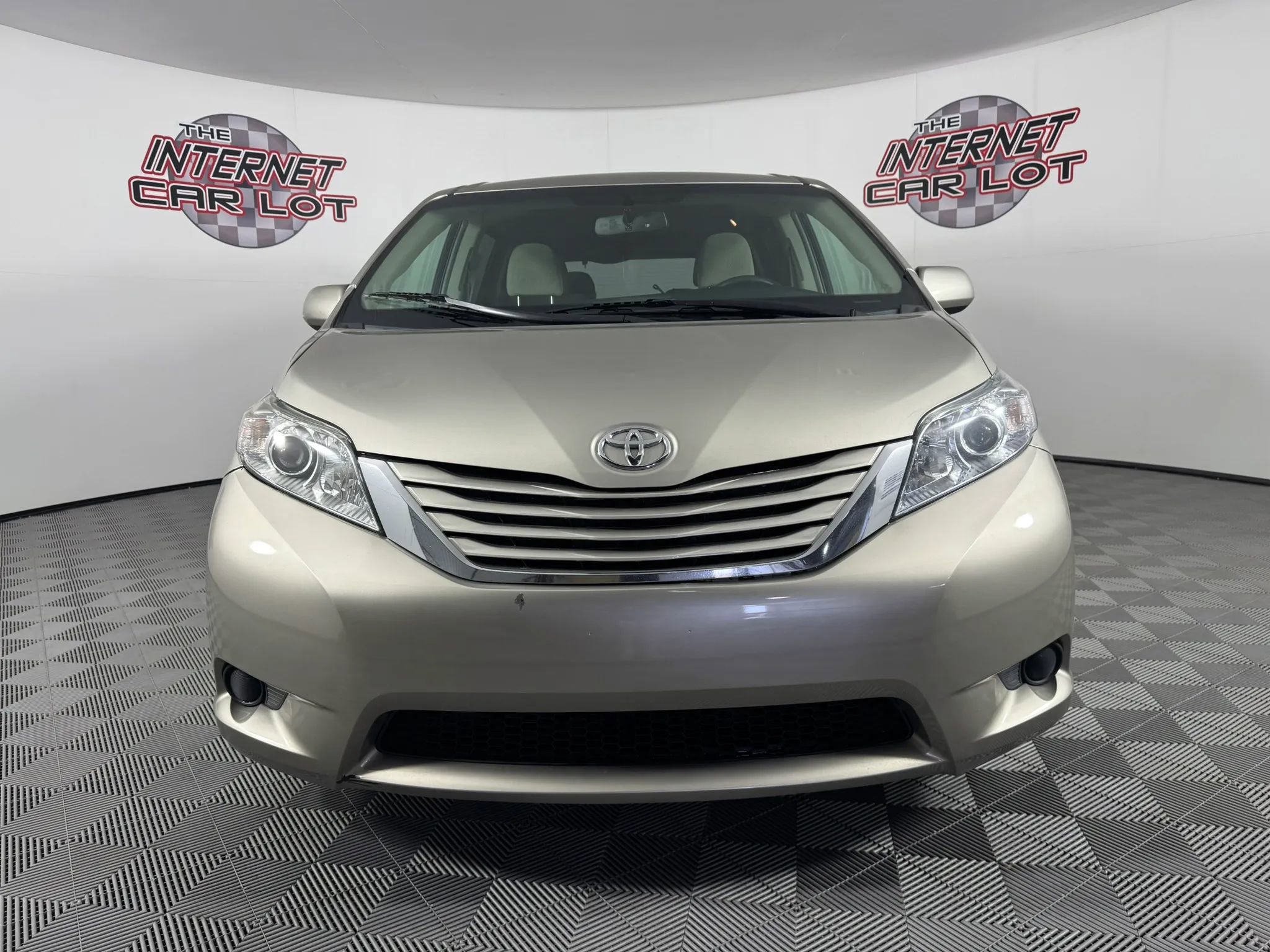 Used 2015 Toyota Sienna LE image 1