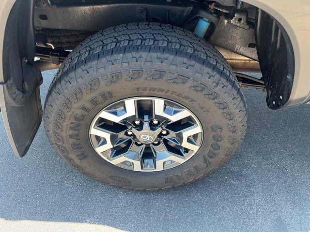 Used 2022 Toyota Tacoma TRD Off-Road w/ Technology Package AWD/4WD image 11