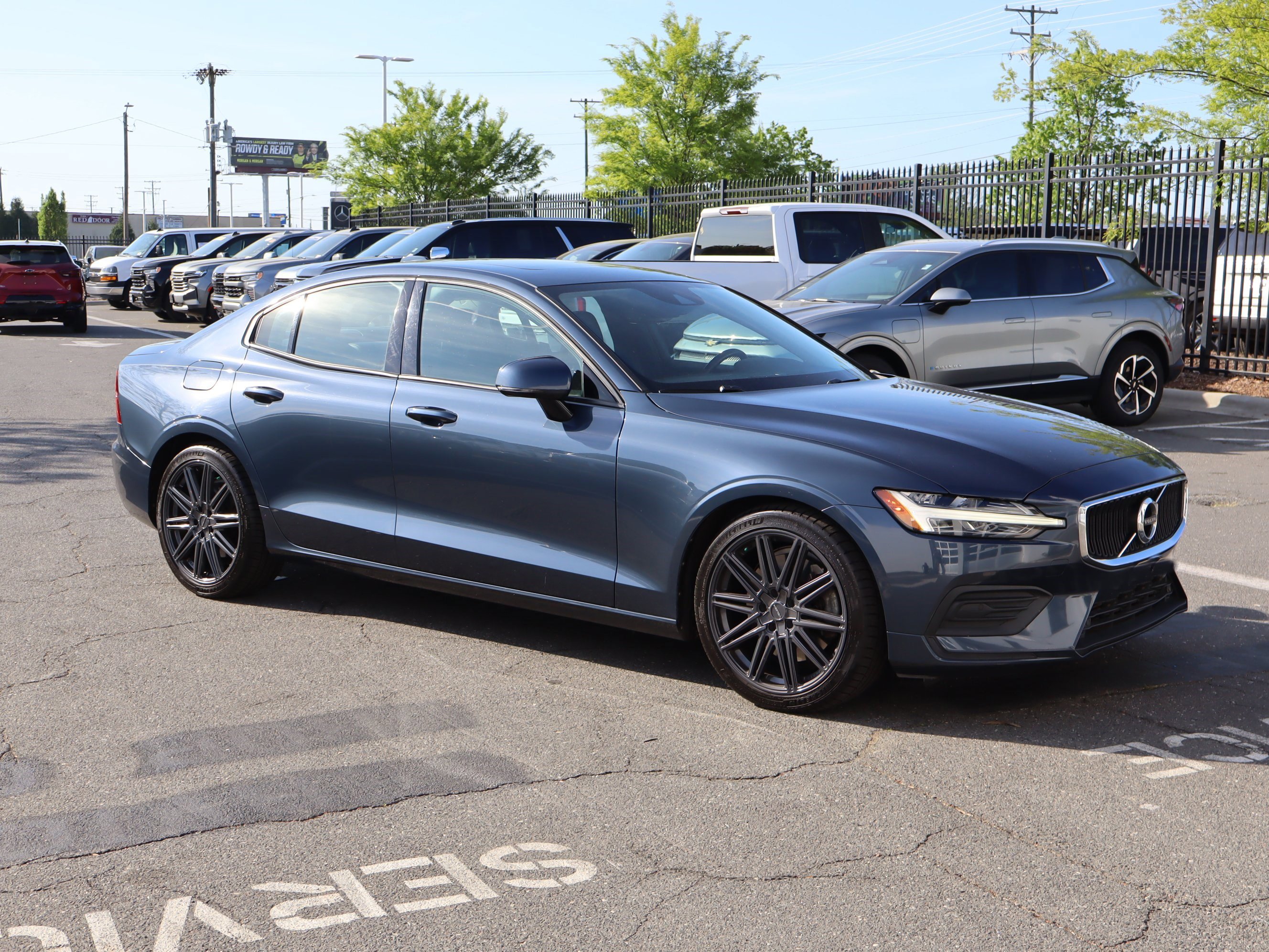 Used 2020 Volvo S60 T6 Momentum image 2