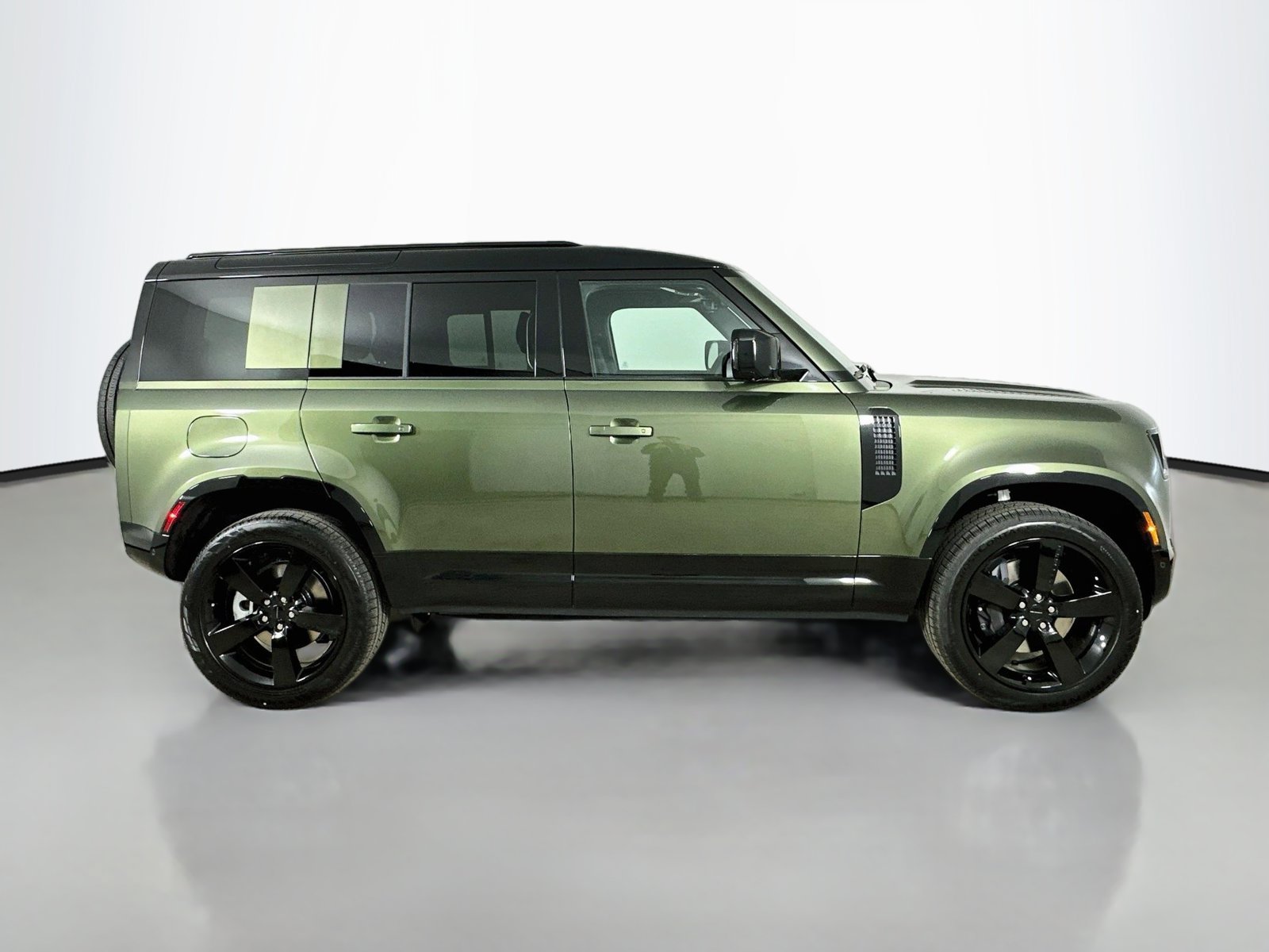 New 2026 Land Rover Defender 110 X-Dynamic SE AWD/4WD image 4