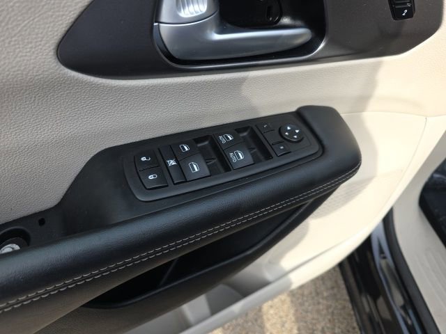 Used 2024 Chrysler Pacifica Touring-L image 21