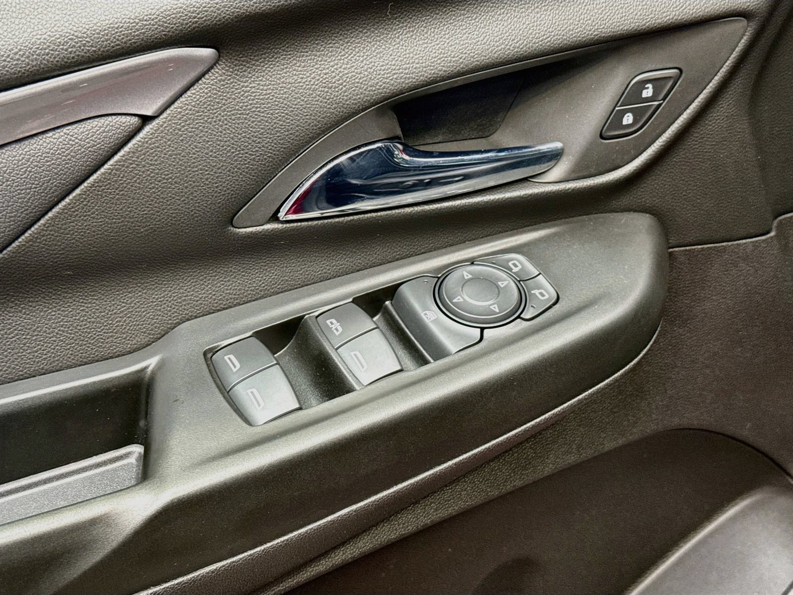 Used 2022 Chevrolet Bolt LT w/ Infotainment Package FWD image 21