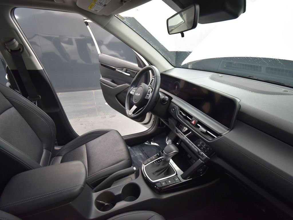 Used 2024 Kia Seltos EX image 18