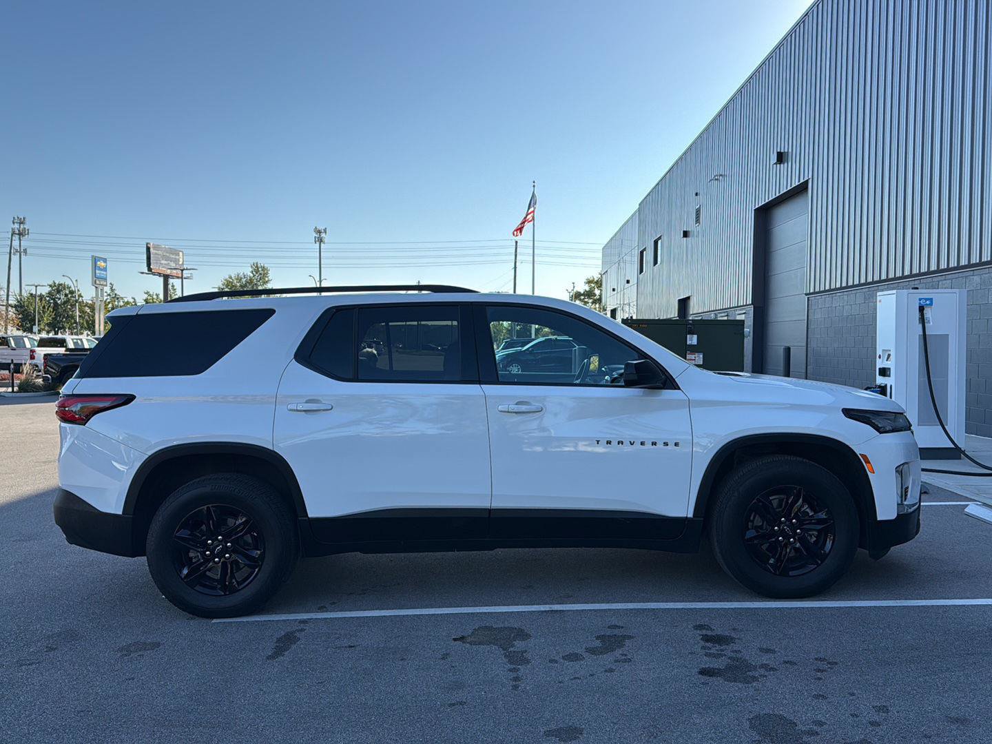 Used 2022 Chevrolet Traverse LS w/ Midnight/Sport Edition AWD/4WD image 2