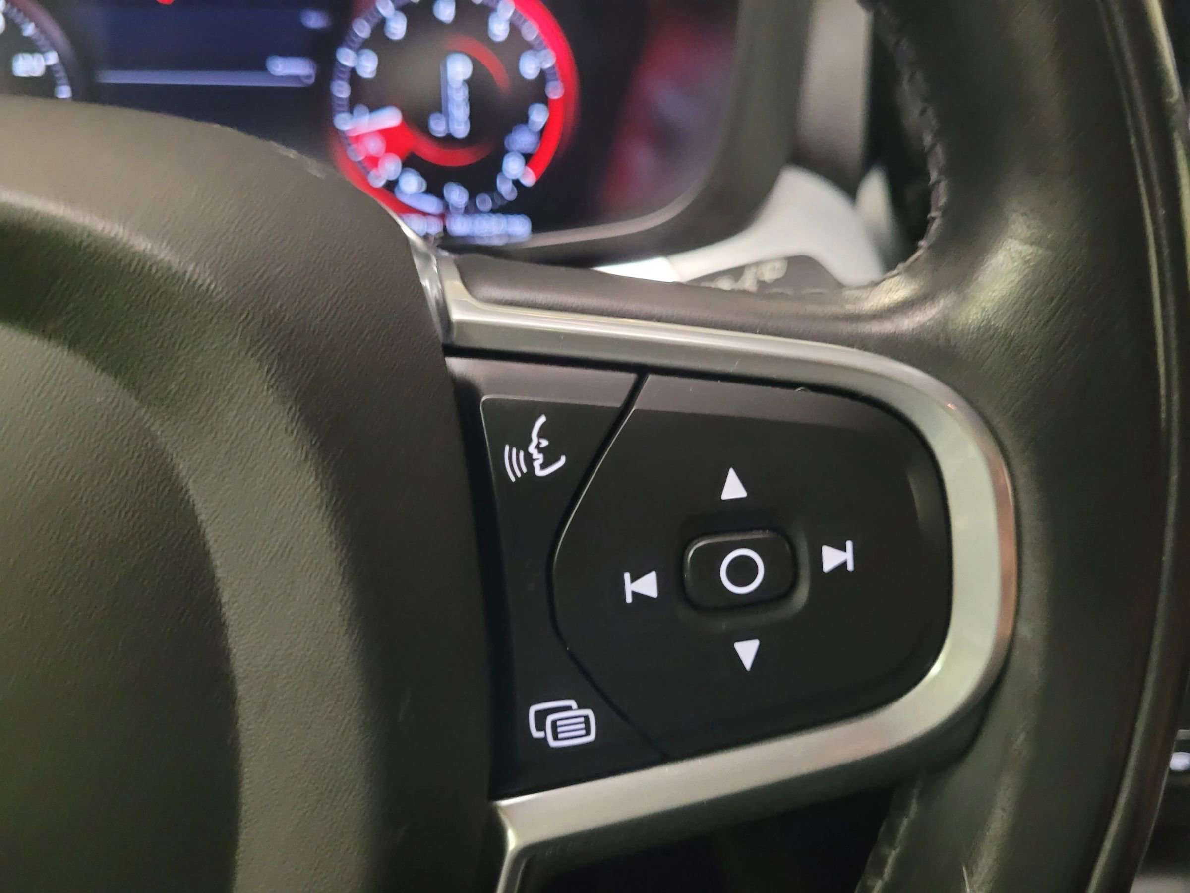 Used 2018 Volvo XC60 T5 Momentum w/ Vision Package image 20