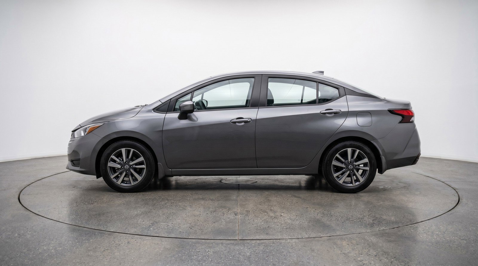 Used 2025 Nissan Versa SV image 5