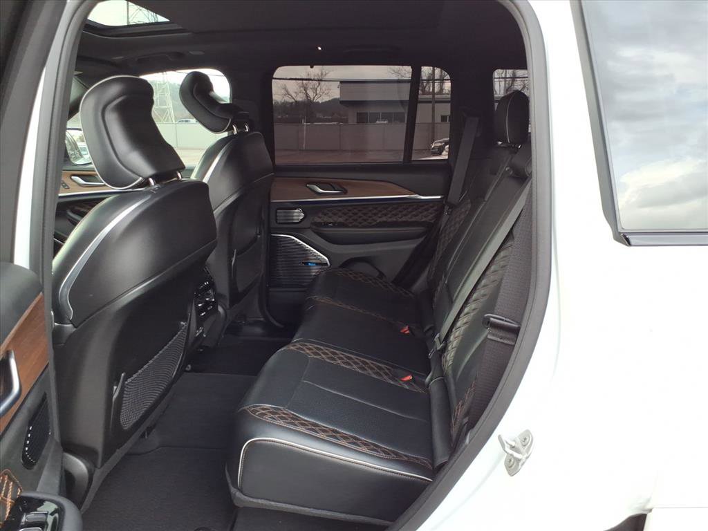 Used 2022 Jeep Grand Cherokee Summit AWD/4WD image 12