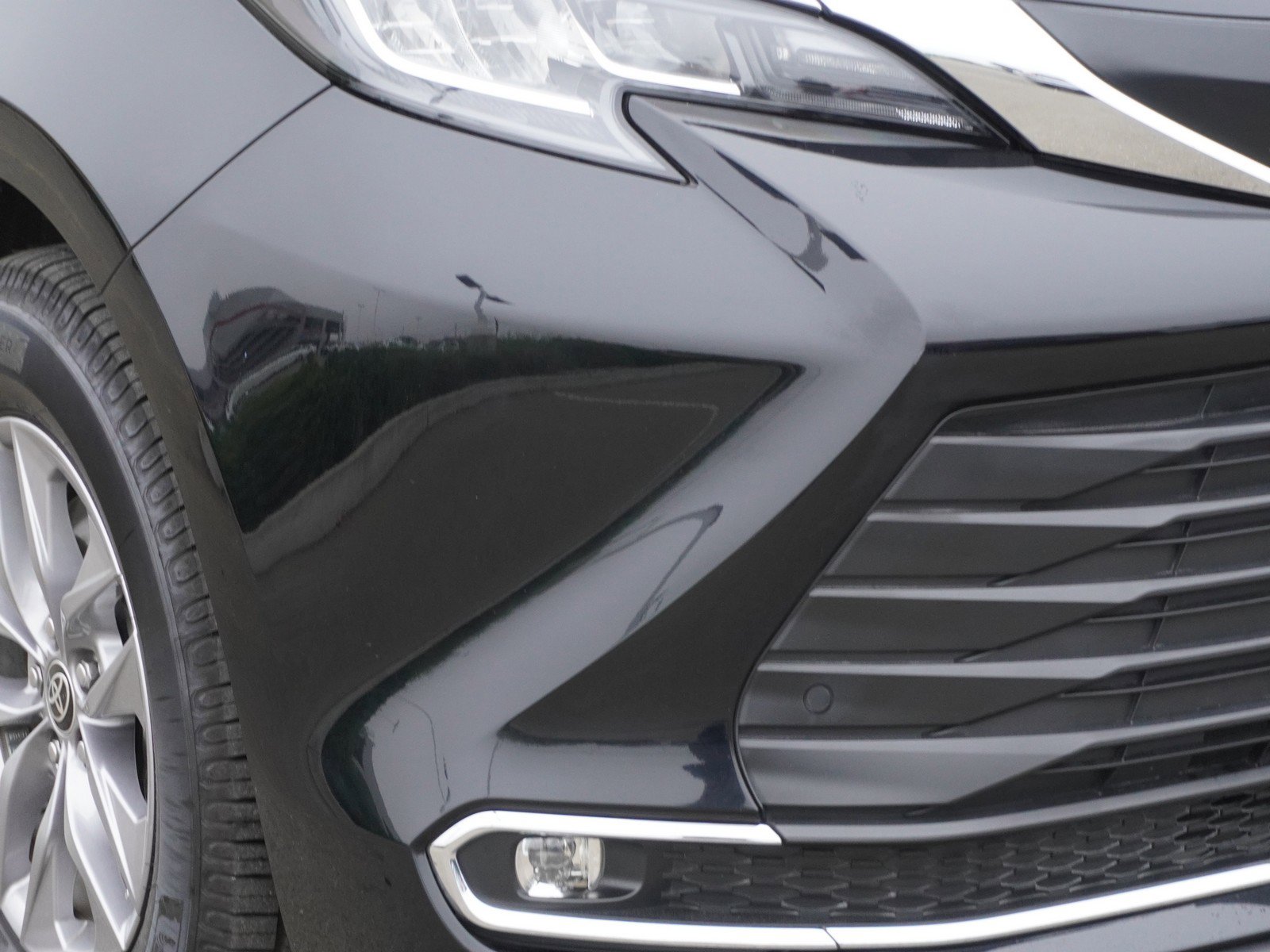 Used 2022 Toyota Sienna XLE image 3